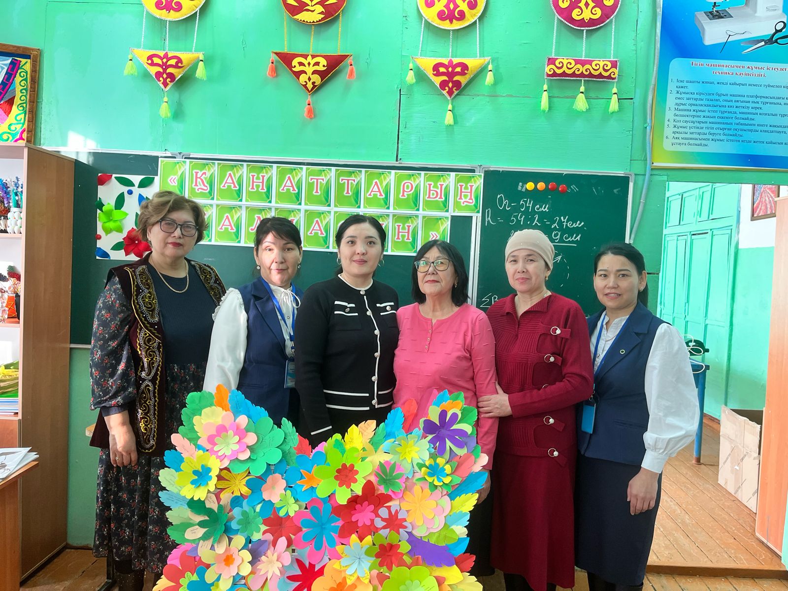 Шұлық киген екі қыз жігітті сиқырлайды