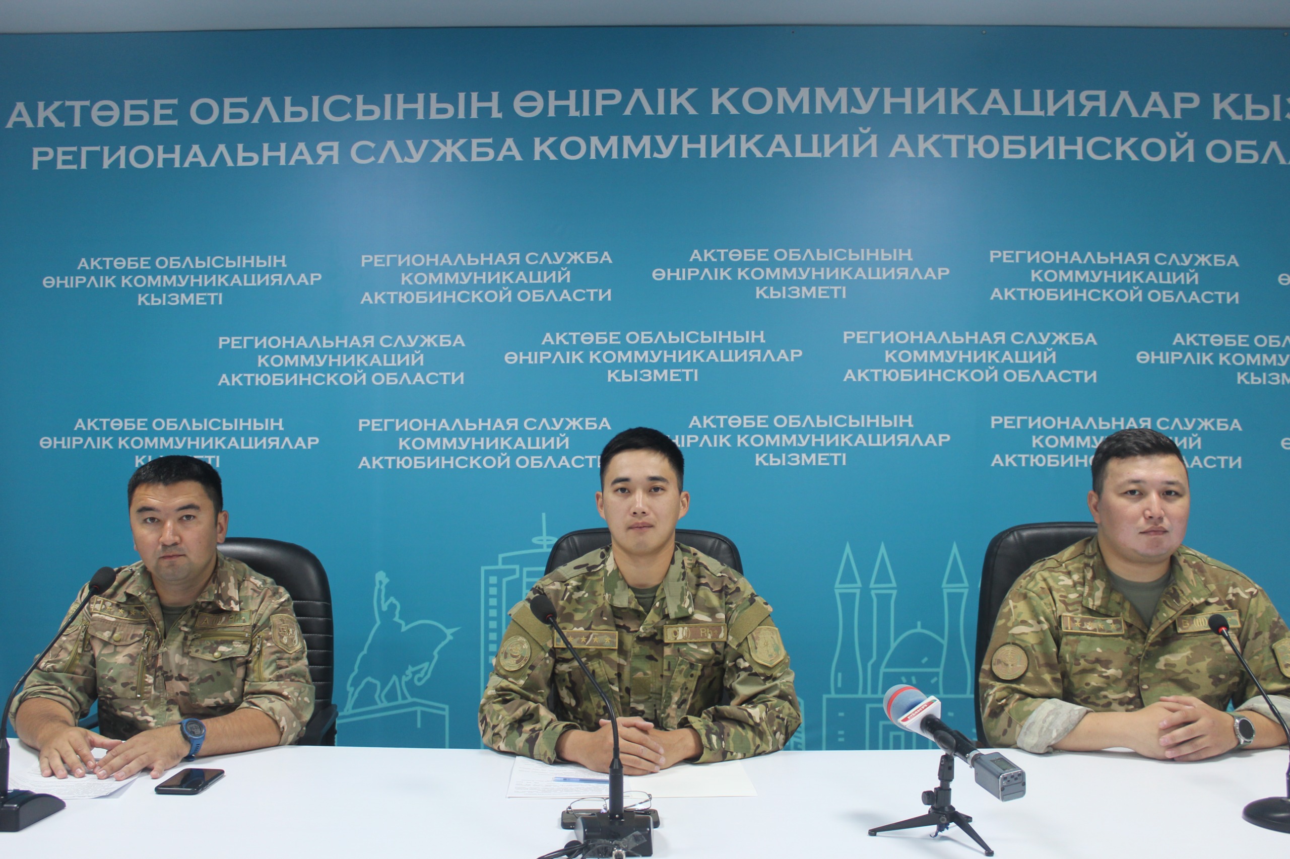 Трусики және леггинстегі қыздар порно